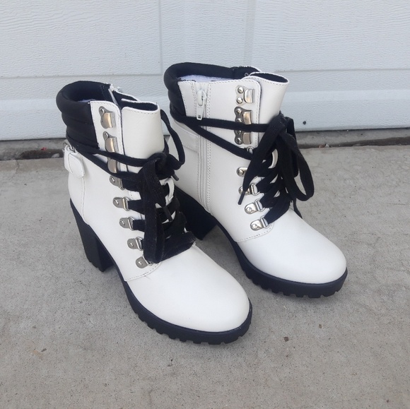 Mia - Picture 4 of 4